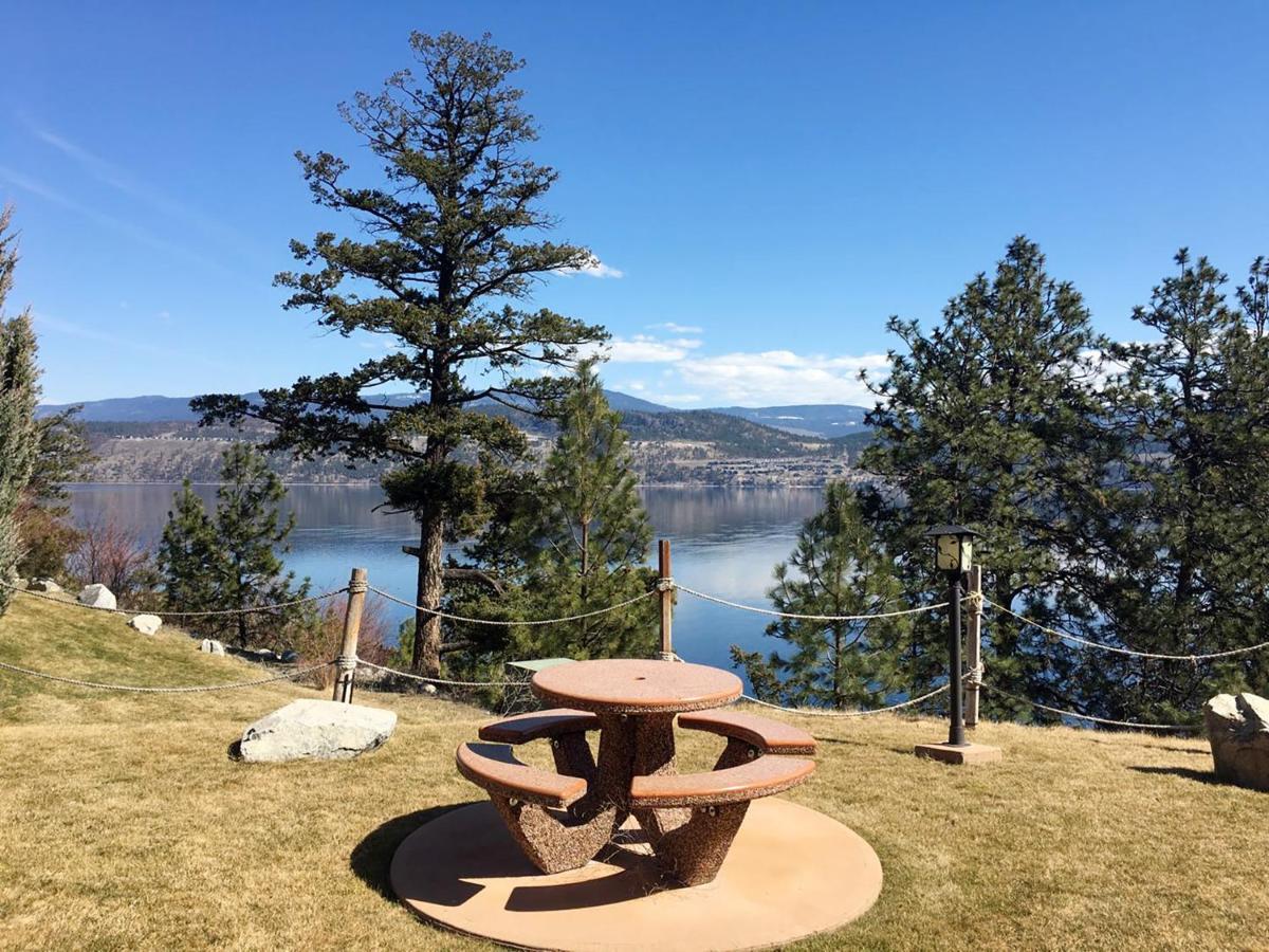 Cozystay Signature Lake Okanagan Resort Келоуна Экстерьер фото
