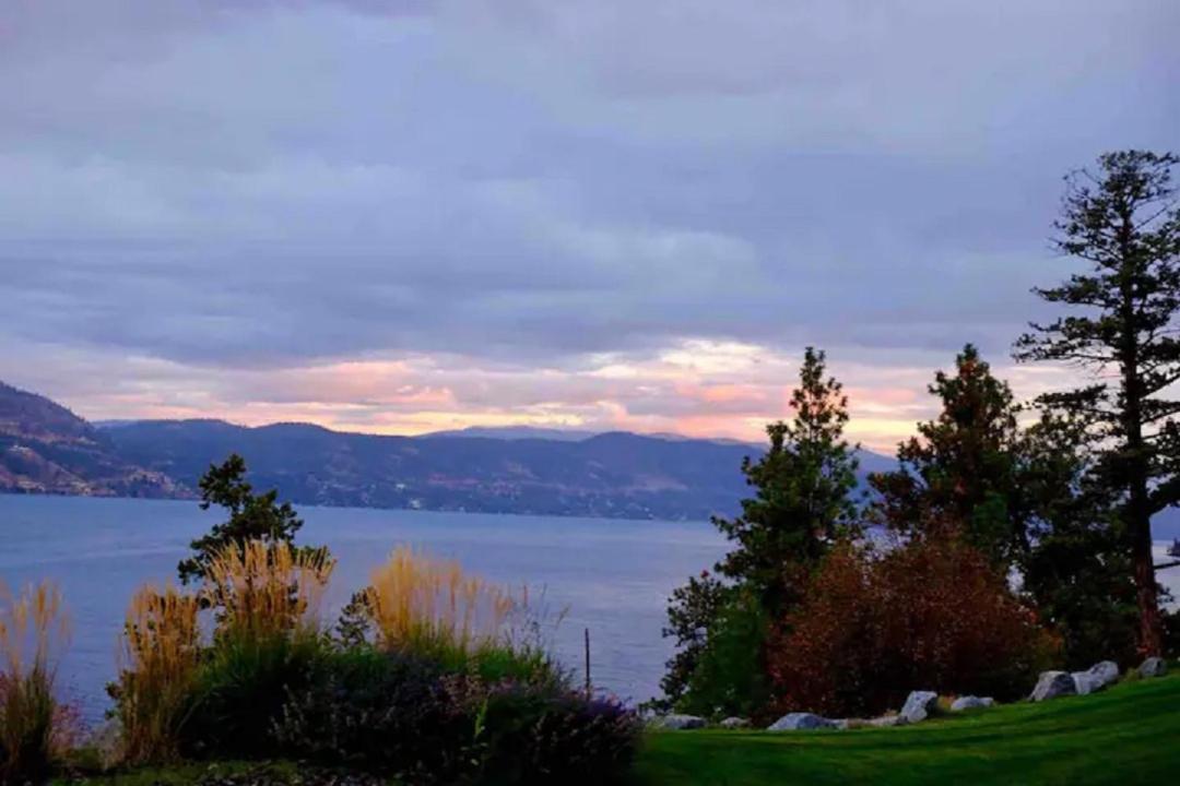 Cozystay Signature Lake Okanagan Resort Келоуна Экстерьер фото
