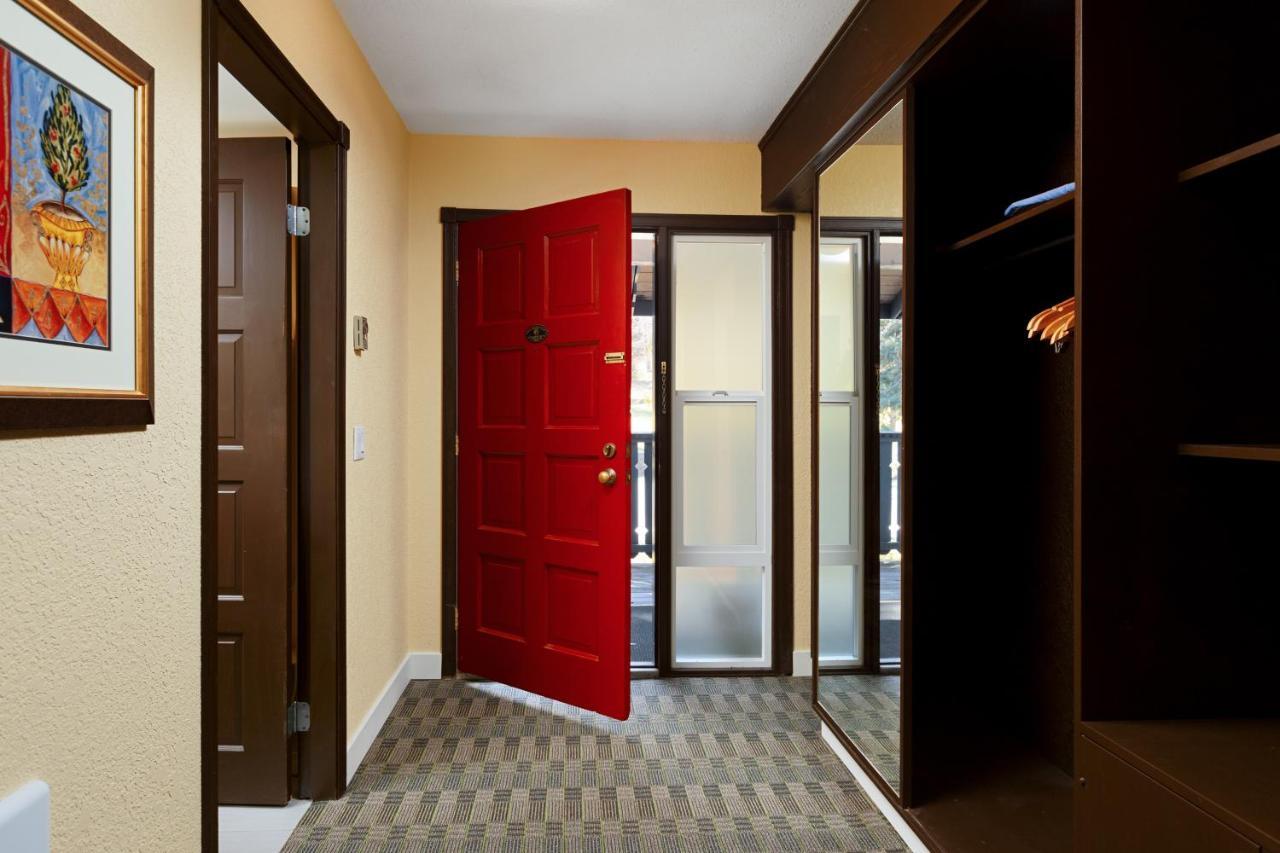 Cozystay Signature Lake Okanagan Resort Келоуна Экстерьер фото