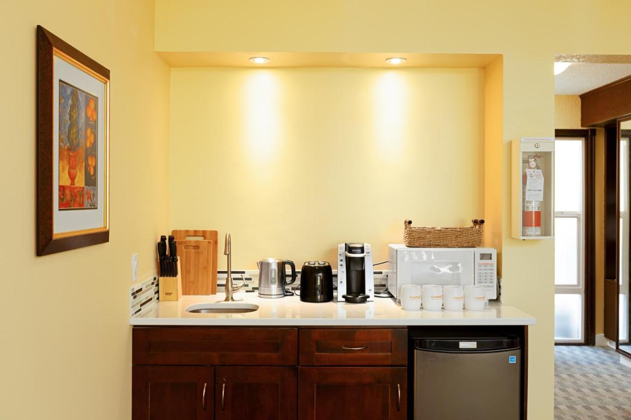 Cozystay Signature Lake Okanagan Resort Келоуна Экстерьер фото